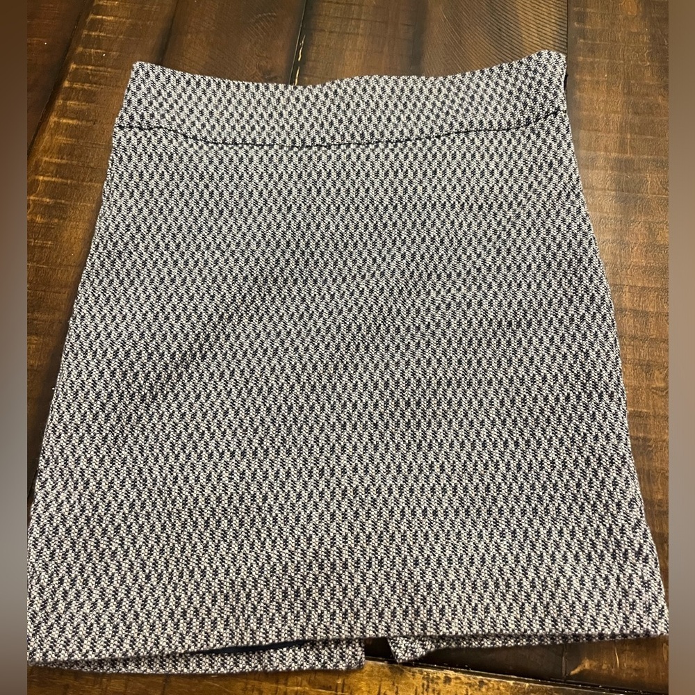 Women’s size 4 The Limited size zipper tweed skirt